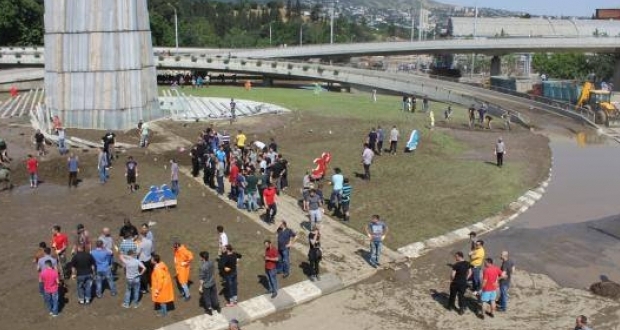 გმირთა მოედანზე დაზიანებული გაზის მილი დაზიანდა