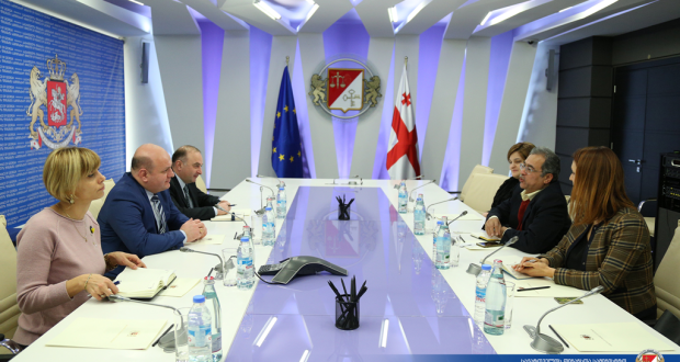 ფინანსთა მინისტრი ნოდარ ხადური შპს „აჭარისწყალი ჯორჯიას“ ფინანსურ დირექტორს შეხვდა